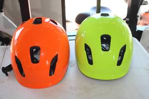 lot 220 image: Lot of (2) Serfas Kilowatt E-Bike Helmets
