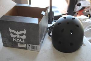 lot 251 image: Kali Size Small E-Bike Helmet (in box)