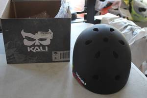 lot 252 image: Kali Size Small E-Bike Helmet (in box)