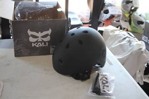 lot 253 image: Kali Size Small E-Bike Helmet (in box)