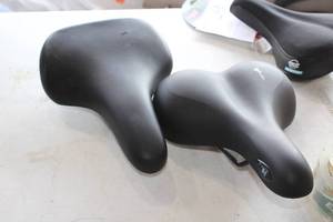 lot 551 image: Lot of (2) Bike Accessories - Selle Royal Gel Bike Seat, Velo Bike Seat