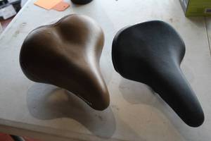 lot 552 image: Lot of (2) Bike Accessories - Ciolli Bike Seat, iGo Bike Seat