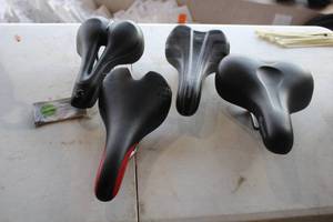 lot 589 image: Lot of (4) Bike Seats