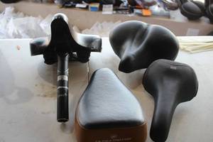 lot 585 image: Lot of (4) Bike Seats with One Seatpost