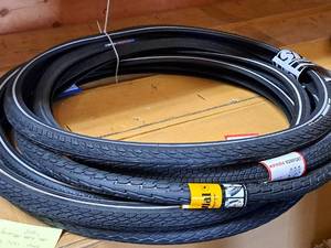 lot 1012 image: Lot of (6) 700c Bike Tires (New)