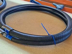 lot 984 image: Lot of (2) Schwalbe Big Apple Bike Tires 28x2.0 (New)