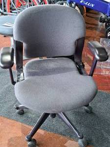 lot 1645 image: Herman Miller Lean-BackSwivelRolling Office Arm Chair