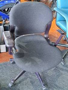 lot 1646 image: Herman Miller Lean-BackSwivelRolling Office Arm Chair