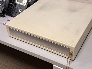 lot 1656 image: Locking CashCoin Till Box with Key