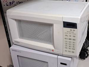 lot 1658 image: Gold Star Intellowave Microwave Oven MAB745W