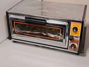 lot 1660 image: Vintage General Electric Toast n Broil Toast-R-Oven Toaster Oven