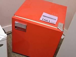 lot 1661 image: Montgomery Ward Mini Refrigerator LGS-10551A