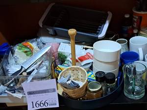 lot 1666 image: Kitchenwares - Kitchen Knife, Bowls, Mugs, Salt&Pepper Shakers, Drainer, Plates, Plate Sets