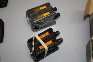 lot 864 image: Lot of (2 Sets) Bike Pedals