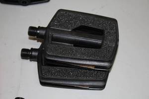 lot 865 image: Lot of (1 Set) Traction Bike Pedals