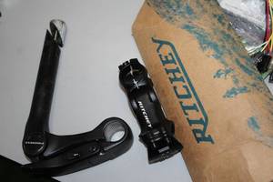 lot 889 image: Lot of (2) Bike Stems