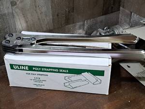 lot 1829 image: Crimper with Uline S-512 12 Open Metal Seals for Poly Strapping