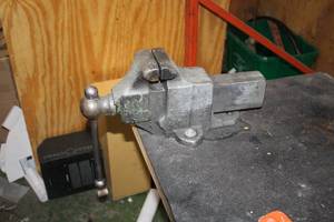 lot 1517 image: 4 Bench Vise