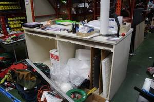 lot 1528 image: Wooden Workstation