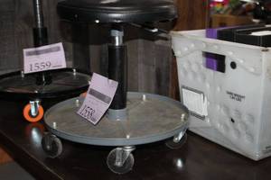 lot 1558 image: Performax 16 Rolling Work Stool