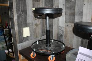 lot 1559 image: Wen 15 Rolling Work Stool