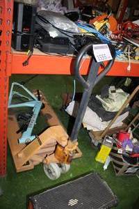 lot 1555 image: Pallet Truck