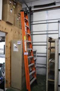 lot 1563 image: Husky 10 Fiberglass Step Ladder