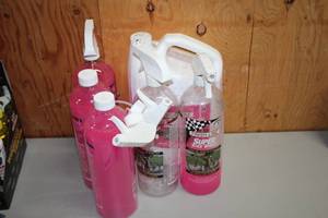 lot 1491 image: Lot of (5) Finish Line Super Bike Wash