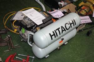 lot 1579 image: Hitachi EC89 Air Compressor