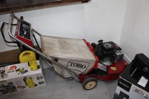 lot 1774 image: Toro Recycler Gas Push-Assist Rear Bagger Lawn Mower