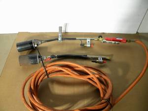 lot 18 image: Torch Lot of 2 Gas Torches and Hose