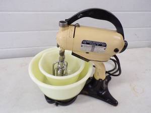 Vintage Hamilton Beach Model D Mixer with matching bowl set