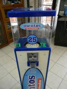 VERY RARE - MENTOS The Freshmaker VENDING MACHINE GUMBALL DISPLAY 25 CENT MACHINE WKEY - APPROX 50 - AWESOME PIECE - SEE PICTURES