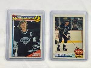 lot 5 image: Lot of 2 Wayne Gretzky Topps #12 1989-90 Team Scoring Leaders & Topps #524 Hockey Highlighs 1991 Gretzky Joins the 700 Club
