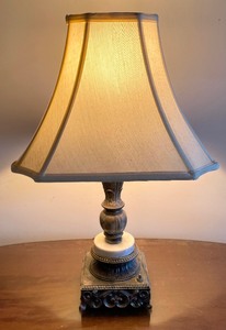 lot 58 image: Lovely Table Lamp