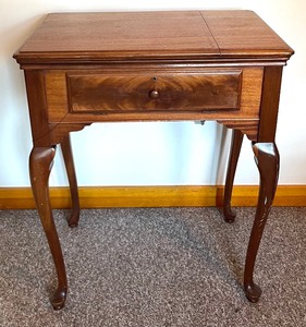 lot 68 image: Vintage Sewing Table with Tuck Away Singer Sewing Machine