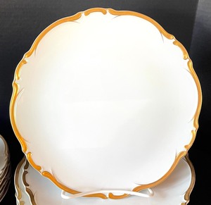 lot 73 image: Vintage Golden Starlight China Grouping