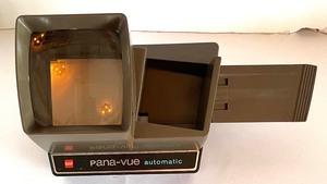 lot 78 image: Vintage GAF Pana-Vue Automatic Lighted 2x2 Slide Viewer