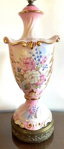 lot 130 image: Fine Vintage Floral Lamp
