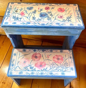 lot 96 image: Artisan Handpainted Step Stool and Magazine Holder