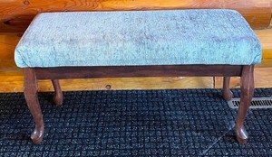 lot 102 image: Beautiful Vintage Upholstered Bench