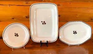 lot 107 image: Vintage Alfred Meakin Gold Leaf China Grouping