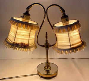lot 109 image: Vintage Brass Lamp with Mirrored Base