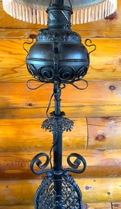 lot 4 image: Vintage Ornate Wrought Iron Floor Lamp