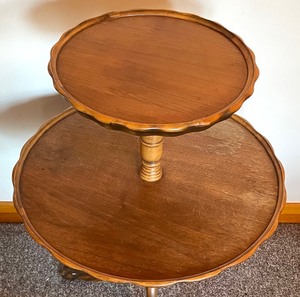 lot 22 image: Vintage 2 Tier Wooden Accent Table