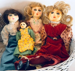 lot 148 image: Vintage Wicker Cradle and 4 Dolls