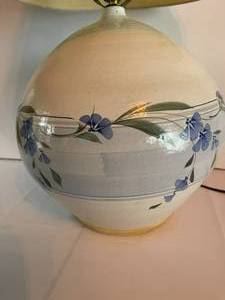 lot 162 image: Floral Themed Ceramic Table Lamp