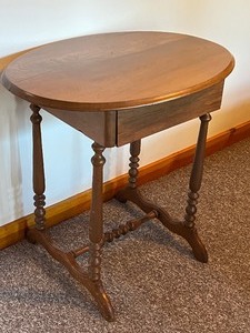 lot 49 image: Vintage Accent Table