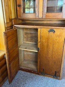 lot 31 image: Vintage Kitchen Hoosier Style Cabinet