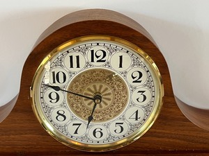 lot 46 image: Decorative Mantel Clock